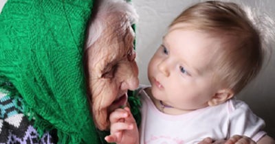 Ребенок намертво вцепился в сухонькую старушонку и кричал: “Бабушка, не отдавай меня!”