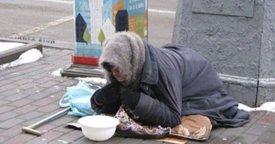 Поздно было. 3 часа ночи. Сидим с другом в машине, и вдруг, стук в окно