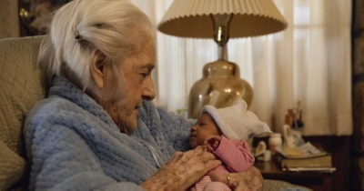 Врачи дали ей 2 недели и просили ″попрощаться″. Вот как ее спасла эта малышка…