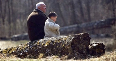 Дедушка начал терять разум, когда мне было 10. Мы ездили летом «к бабушке», словно деда не существовало.