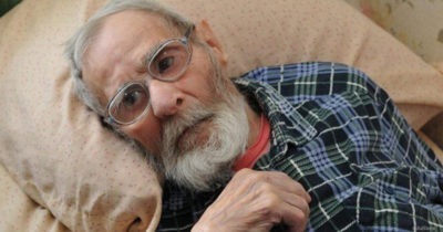 Мужчина сдал отца в дом престарелых… А вернувшись — он онемел от вопроса своего пятилетнего сына!