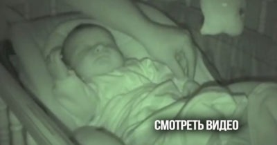 Родители хотели просто поправить ручку малышу, но то, что он начал вытворять во сне — заставило маму схватиться за камеру!