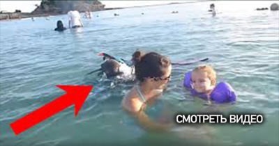 Эти мама и дочь просто купаются? А теперь присмотритесь внимательней к воде за их