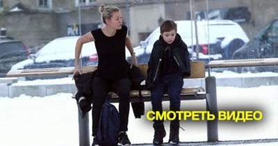 Мальчик замерзает зимой  Смотрите, что сделали прохожие! До слез.
